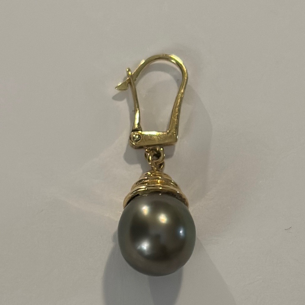 14K gold black pearl earring